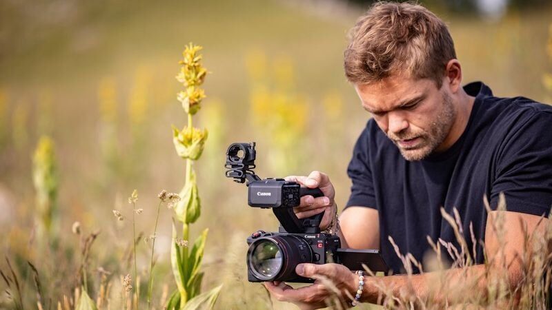 Canon EOS C50 Body + RF 85mm f/1.4 L VCM Lens